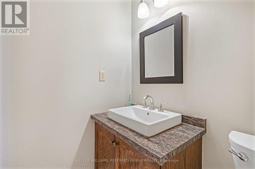 689 Leslie Valley Drive, Newmarket, ON - Indoor Photo Showing Bathroom
