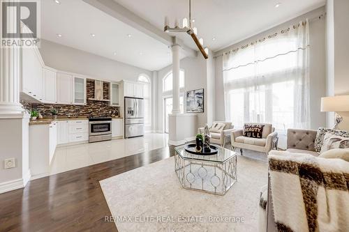 16 Futura Avenue, Richmond Hill, ON - Indoor Photo Showing Living Room