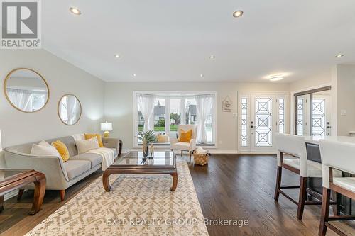 30 Pleasantview Avenue, Brampton, ON - Indoor Photo Showing Living Room