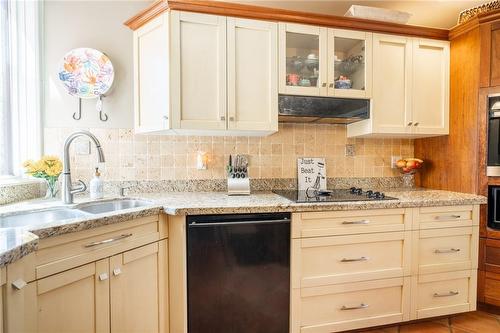 101 Hillcrest Avenue, Dundas, ON - Indoor Photo Showing Kitchen With Double Sink With Upgraded Kitchen