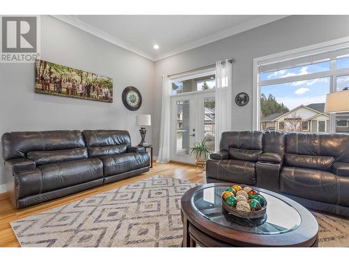 2033 Sunview Drive, West Kelowna, BC - Indoor Photo Showing Living Room