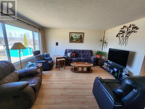12 Hawthorne Avenue, Granisle, BC - Indoor Photo Showing Living Room