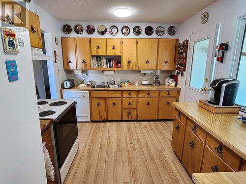 12 Hawthorne Avenue, Granisle, BC - Indoor Photo Showing Kitchen With Double Sink