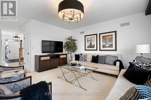 9001 Emily Boulevard, Niagara Falls, ON - Indoor Photo Showing Living Room