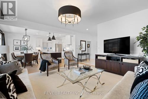 9001 Emily Boulevard, Niagara Falls, ON - Indoor Photo Showing Living Room