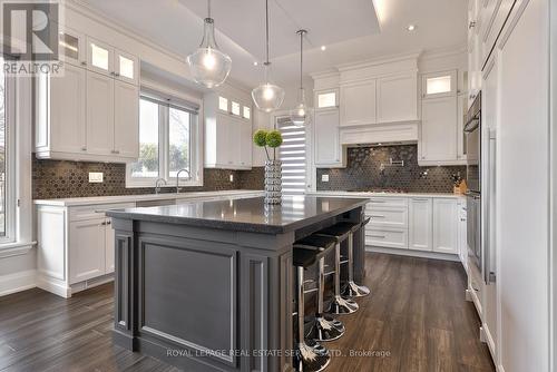 390 Sandhurst Drive, Oakville, ON - Indoor Photo Showing Kitchen With Upgraded Kitchen