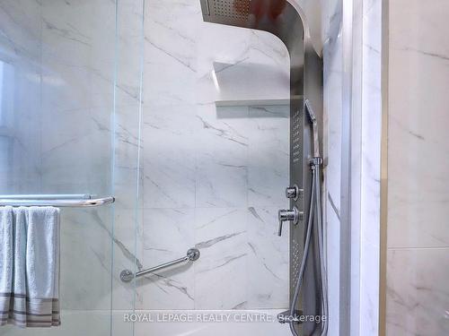 2014 Balsam Ave, Mississauga, ON - Indoor Photo Showing Bathroom