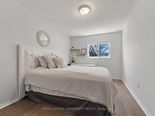 614 Iris Crt, Burlington, ON - Indoor Photo Showing Bedroom