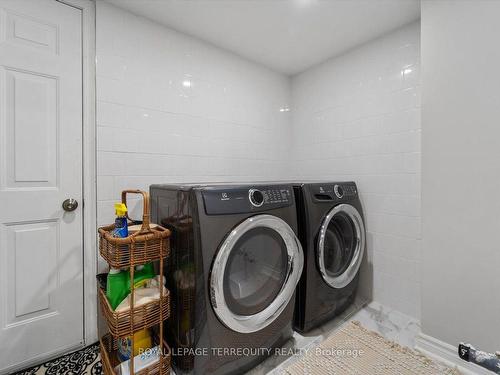 614 Iris Crt, Burlington, ON - Indoor Photo Showing Laundry Room
