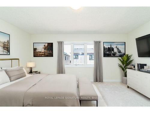 291 Eastbridge Ave, Welland, ON - Indoor Photo Showing Bedroom