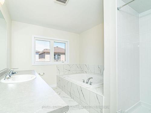 291 Eastbridge Ave, Welland, ON - Indoor Photo Showing Bathroom