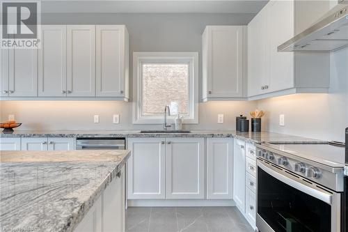 135 Rockledge Drive, Hamilton, ON - Indoor Photo Showing Kitchen With Upgraded Kitchen