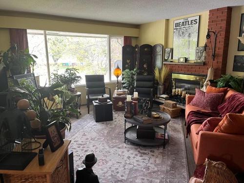 2291/2295 Park Drive, Kamloops, BC - Indoor Photo Showing Living Room With Fireplace