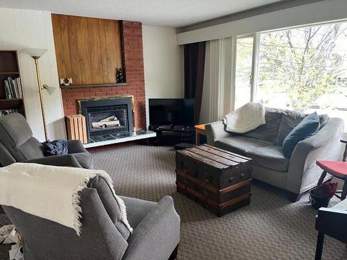 2291/2295 Park Drive, Kamloops, BC - Indoor Photo Showing Living Room With Fireplace