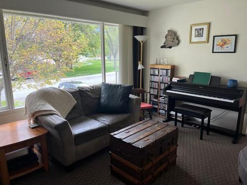 2291/2295 Park Drive, Kamloops, BC - Indoor Photo Showing Living Room