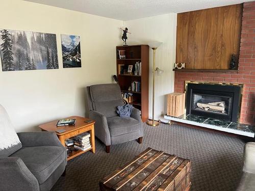 2291/2295 Park Drive, Kamloops, BC - Indoor Photo Showing Living Room With Fireplace