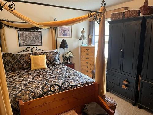 2291/2295 Park Drive, Kamloops, BC - Indoor Photo Showing Bedroom