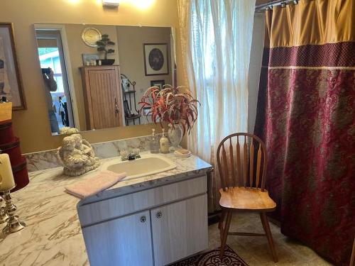 2291/2295 Park Drive, Kamloops, BC - Indoor Photo Showing Bathroom