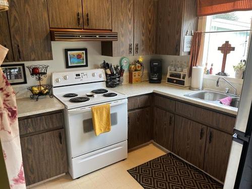 2291/2295 Park Drive, Kamloops, BC - Indoor Photo Showing Kitchen With Double Sink