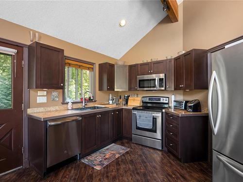 7146 Vipond Rd, Nanaimo, BC - Indoor Photo Showing Kitchen