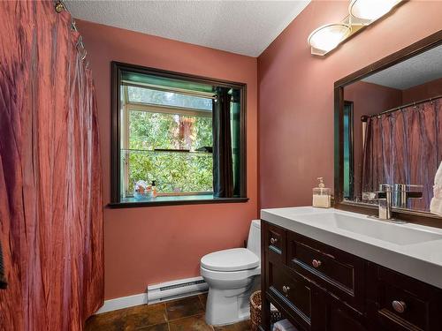 7146 Vipond Rd, Nanaimo, BC - Indoor Photo Showing Bathroom
