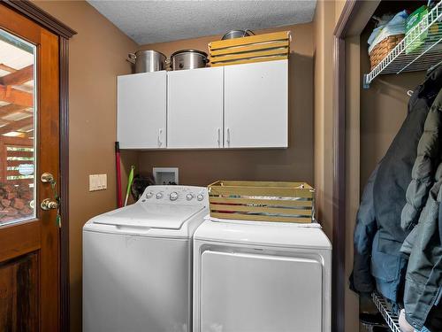 7146 Vipond Rd, Nanaimo, BC - Indoor Photo Showing Laundry Room