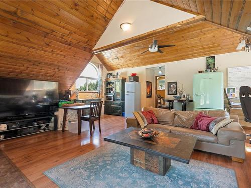 7146 Vipond Rd, Nanaimo, BC - Indoor Photo Showing Living Room