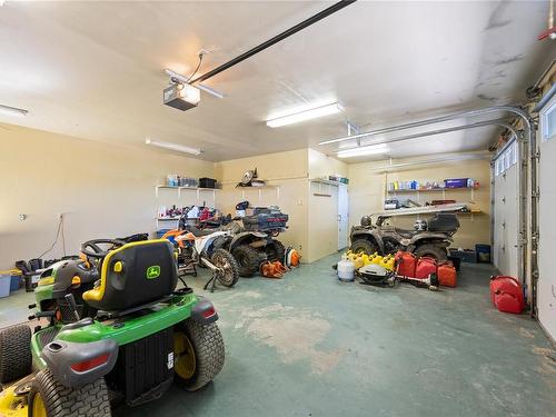 7146 Vipond Rd, Nanaimo, BC - Indoor Photo Showing Garage