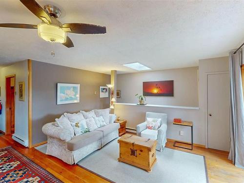 36137 Galleon Way, Pender Island, BC - Indoor Photo Showing Living Room