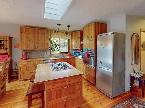 36137 Galleon Way, Pender Island, BC - Indoor Photo Showing Kitchen With Double Sink