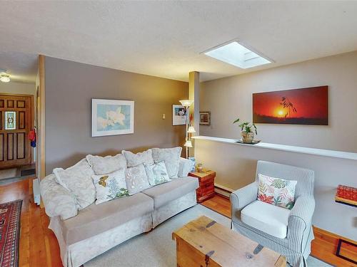 36137 Galleon Way, Pender Island, BC - Indoor Photo Showing Living Room
