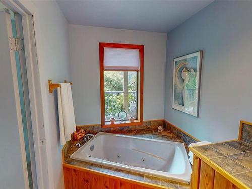 36137 Galleon Way, Pender Island, BC - Indoor Photo Showing Bathroom