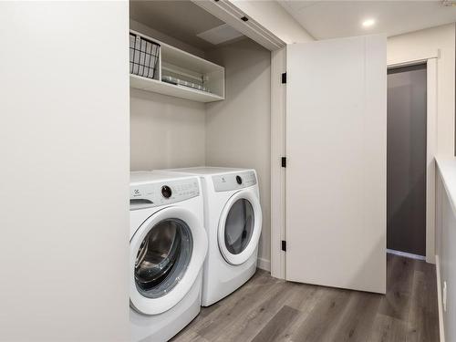 1-356 14Th St, Courtenay, BC - Indoor Photo Showing Laundry Room