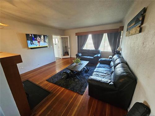 3665 12Th Ave, Port Alberni, BC - Indoor Photo Showing Living Room