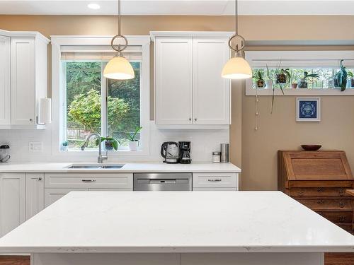 21-3110 Cook St, Chemainus, BC - Indoor Photo Showing Kitchen With Double Sink With Upgraded Kitchen