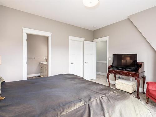 2-1653 Comox Ave, Comox, BC - Indoor Photo Showing Bedroom