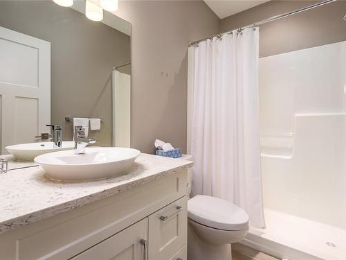 2-1653 Comox Ave, Comox, BC - Indoor Photo Showing Bathroom