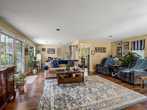 95 Redonda Way, Campbell River, BC - Indoor Photo Showing Living Room