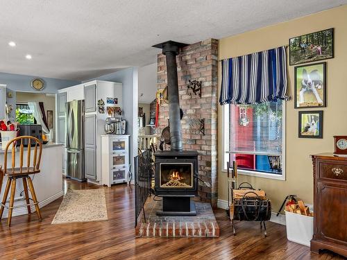 95 Redonda Way, Campbell River, BC - Indoor Photo Showing Living Room With Fireplace