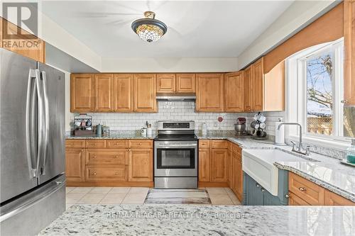 62 Rolling Meadows Boulevard, Pelham, ON - Indoor Photo Showing Kitchen With Double Sink
