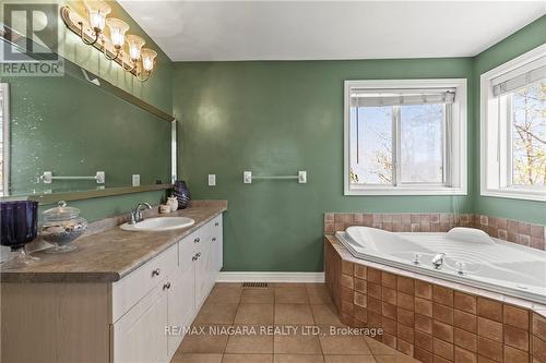 62 Rolling Meadows Boulevard, Pelham, ON - Indoor Photo Showing Bathroom
