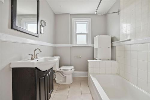 1180 Cannon Street E, Hamilton, ON - Indoor Photo Showing Bathroom
