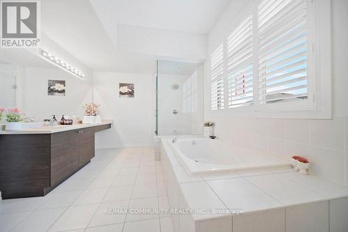 122 Old Oak Lane, Markham, ON - Indoor Photo Showing Bathroom