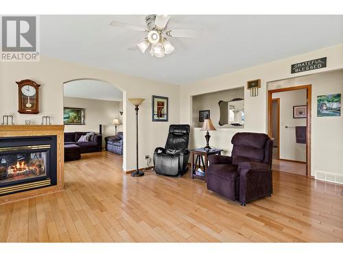 684 Elson Road, Sorrento, BC - Indoor Photo Showing Living Room With Fireplace