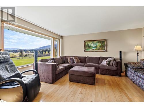 684 Elson Road, Sorrento, BC - Indoor Photo Showing Living Room