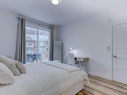 Master bedroom - 301-240 Rue Du Cercle-Des-Cantons, Bromont, QC - Indoor Photo Showing Bedroom