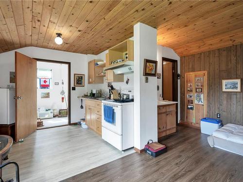 106 Quadra Loop, Quadra Island, BC - Indoor Photo Showing Kitchen