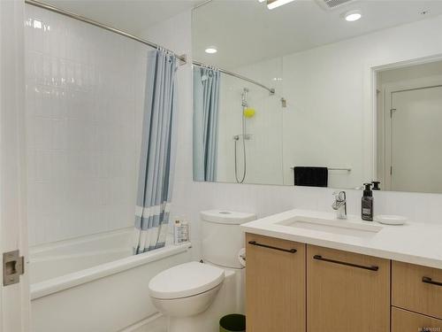 208-7162 West Saanich Rd, Central Saanich, BC - Indoor Photo Showing Bathroom