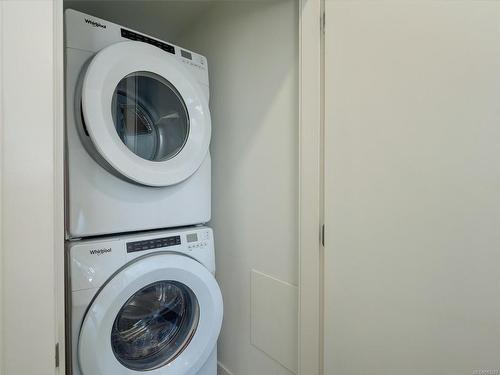 208-7162 West Saanich Rd, Central Saanich, BC - Indoor Photo Showing Laundry Room