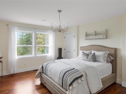 1810 Lands End Rd, North Saanich, BC - Indoor Photo Showing Bedroom